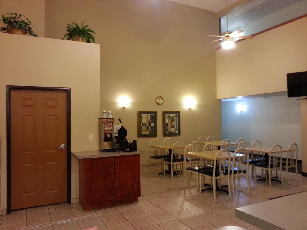 Centerstone Inn & Suites Carlyle Extérieur photo