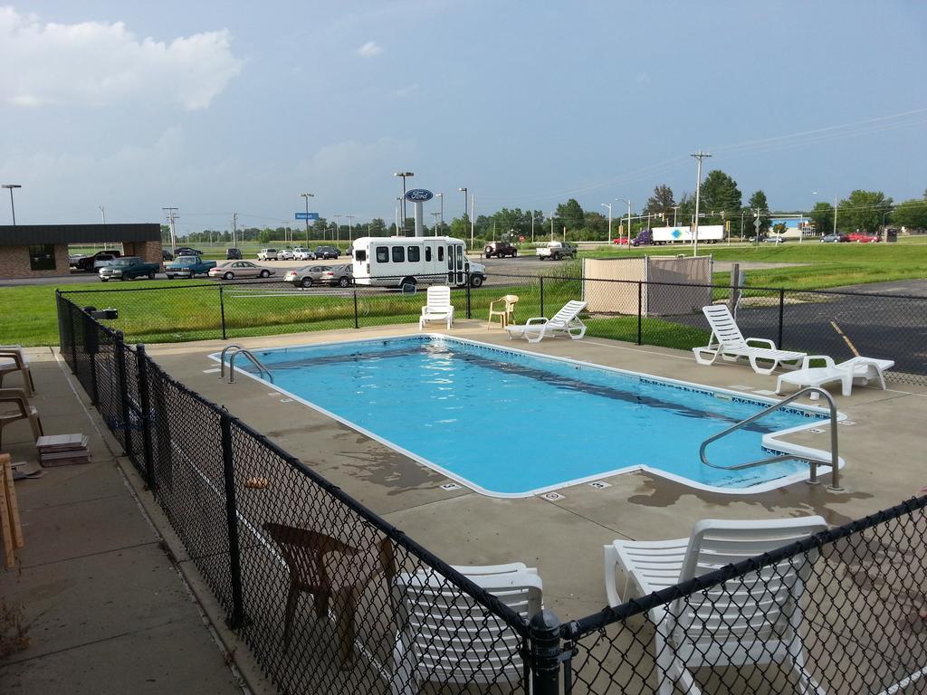 Centerstone Inn & Suites Carlyle Extérieur photo