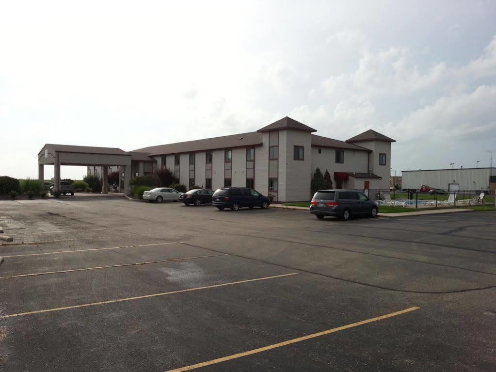 Centerstone Inn & Suites Carlyle Extérieur photo