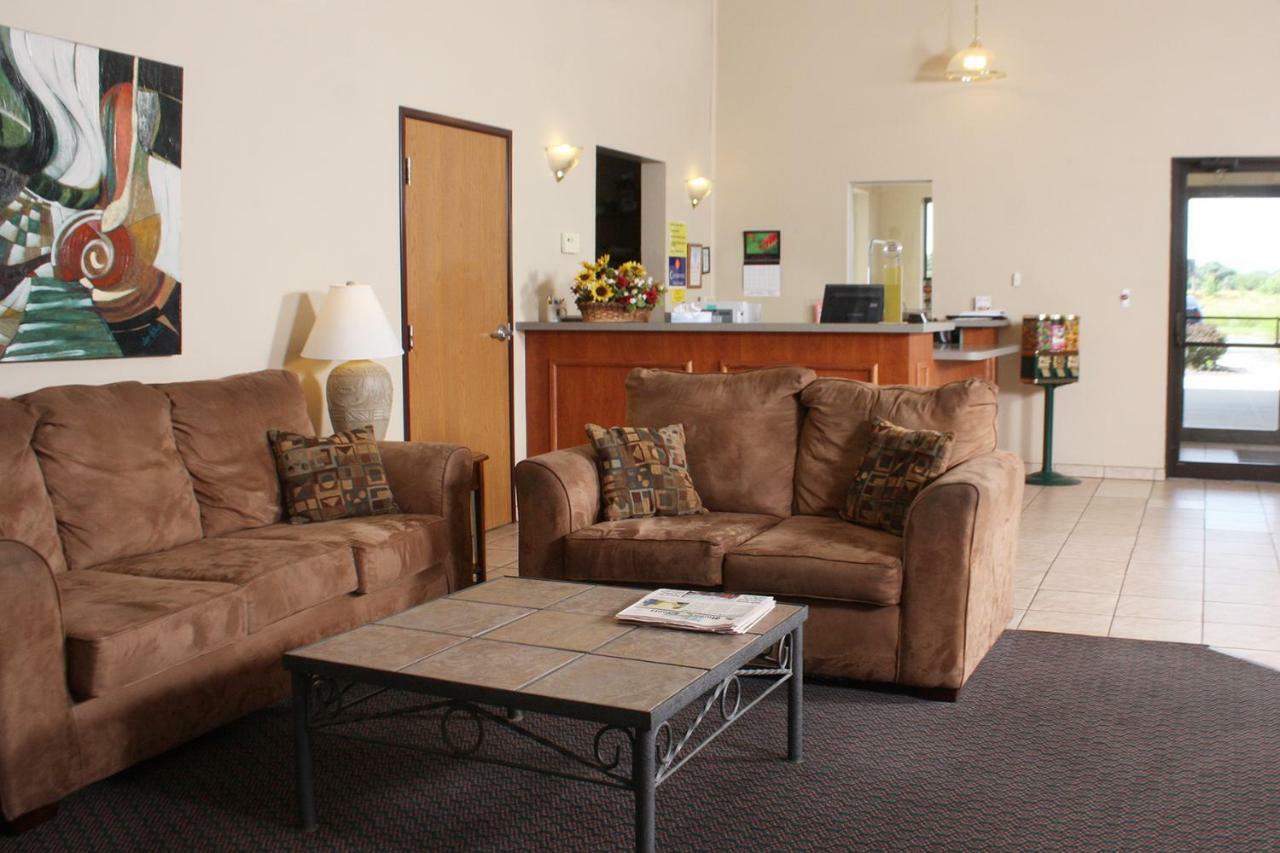 Centerstone Inn & Suites Carlyle Extérieur photo