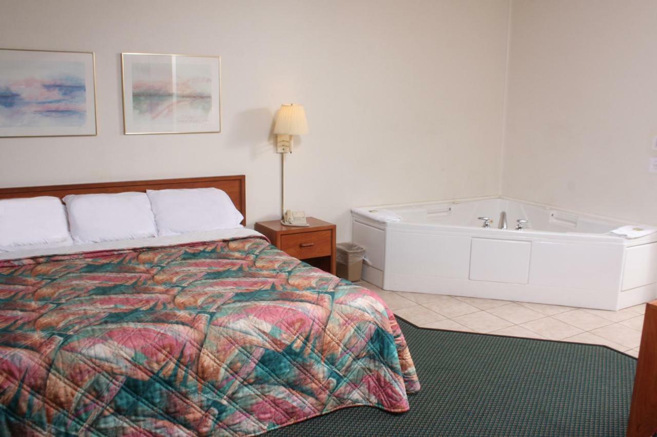 Centerstone Inn & Suites Carlyle Extérieur photo
