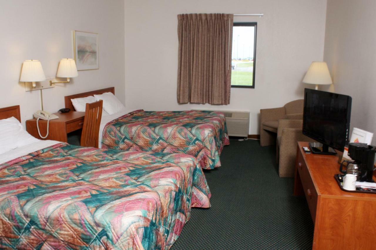 Centerstone Inn & Suites Carlyle Extérieur photo