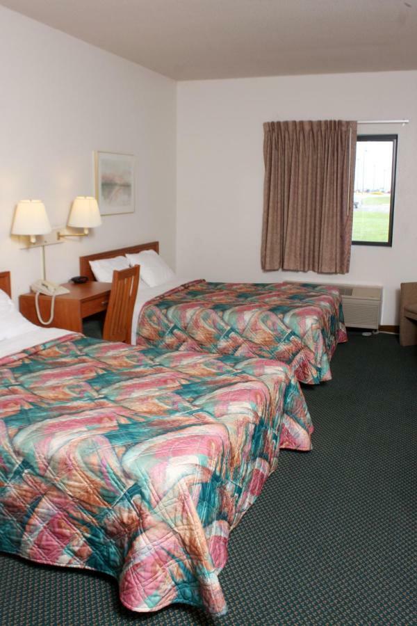 Centerstone Inn & Suites Carlyle Extérieur photo