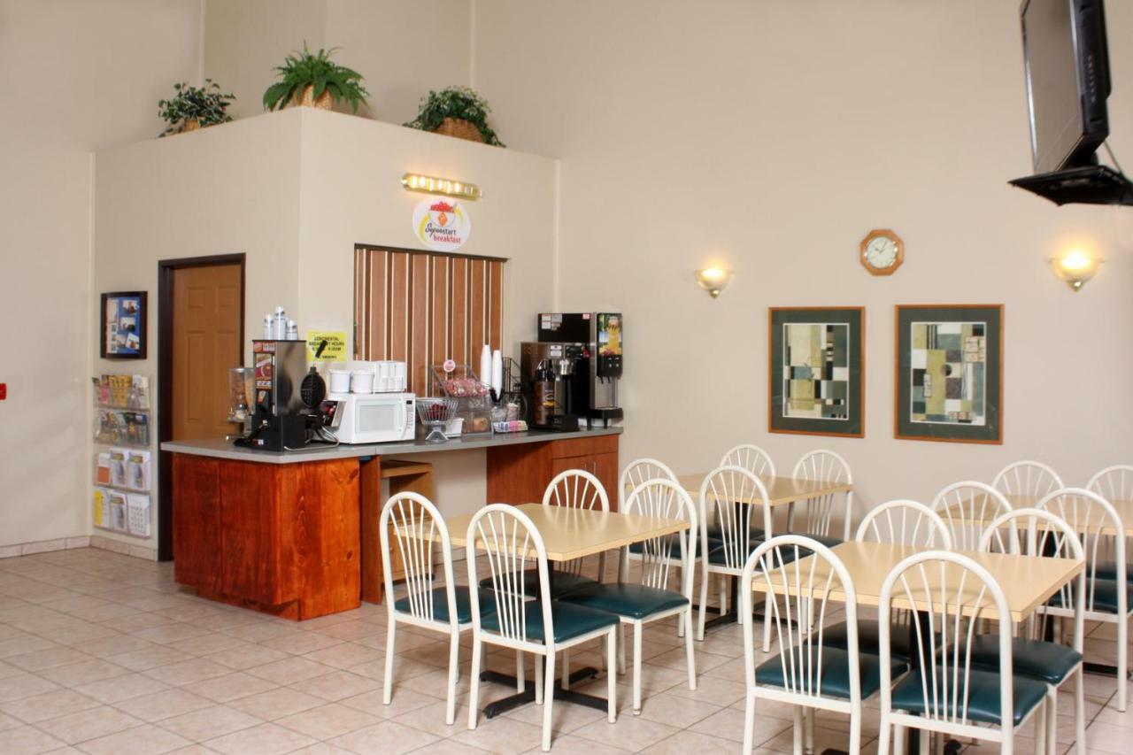 Centerstone Inn & Suites Carlyle Extérieur photo